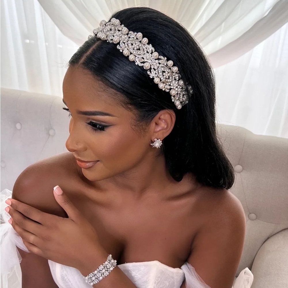 Bridal headpiece from @bridalstylesboutique
